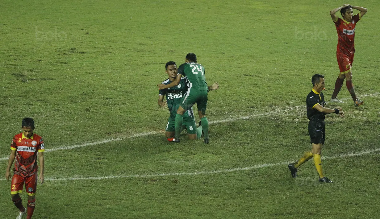 Para pemain PSMS Medan merayakan kemenangan atas Martapura FC pada laga Liga 2 di Stadion Patriot, Bekasi, Senin (13/11/2017). PSMS Medan menang 2-1 atas Martapura FC. (Bola.com/ M Iqbal Ichsan)