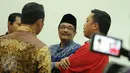 Cawagub DKI Jakarta, Djarot Saiful Hidayat berbincang sebelum dimulainya sidang kasus pengadangan kampanyenya dengan terdakwa Naman Sanip di PN Jakarta Barat, Jumat (16/12). JPU menghadirkan 8 dari 13 saksi, termasuk Djarot. (Liputan6.com/Gempur M Surya)