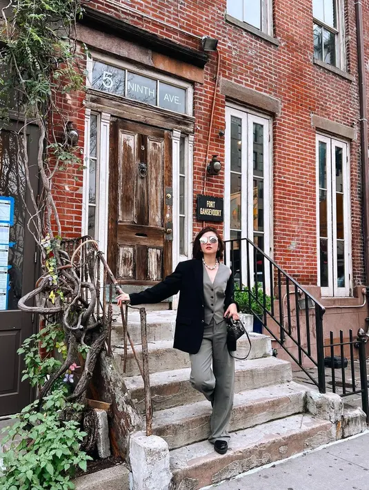 Dipadukan dengan blazer hitam dan tas Lady D-Joy hitam yang trendy [@febbyrastanty]