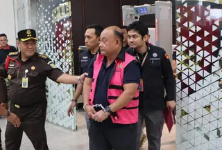 Mantan Kepala BGN Dadan Hindayana jadi tersangka dalam kasus dugaan korupsi tata kelola program Makan Bergizi Gratis (MBG) periode 2025-2026. (Foto: Kejagung)