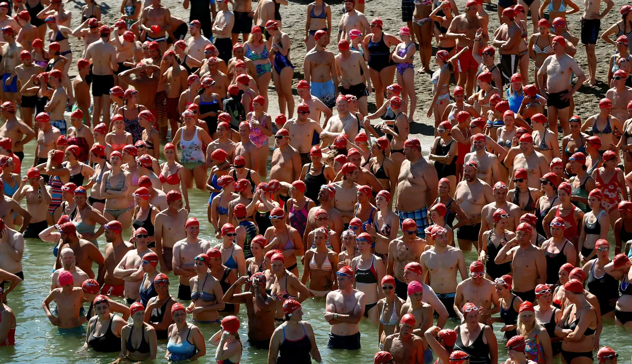 Ratusan peserta bersiap mengikuti lomba berenang menyeberangi Danau Zurich, Swiss (24/8). Peserta mulai dari anak muda hingga orang tua bersaing menyebrangi Danau Zurich, Swiss. (REUTERS/Arnd Wiegmann)