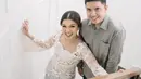 Aisha kenakan kebaya putih dengan motif bunga, begitupun kain biru yang senada dengan baju Oza. [Foto: Instagram/ Oza Rangkuti]
