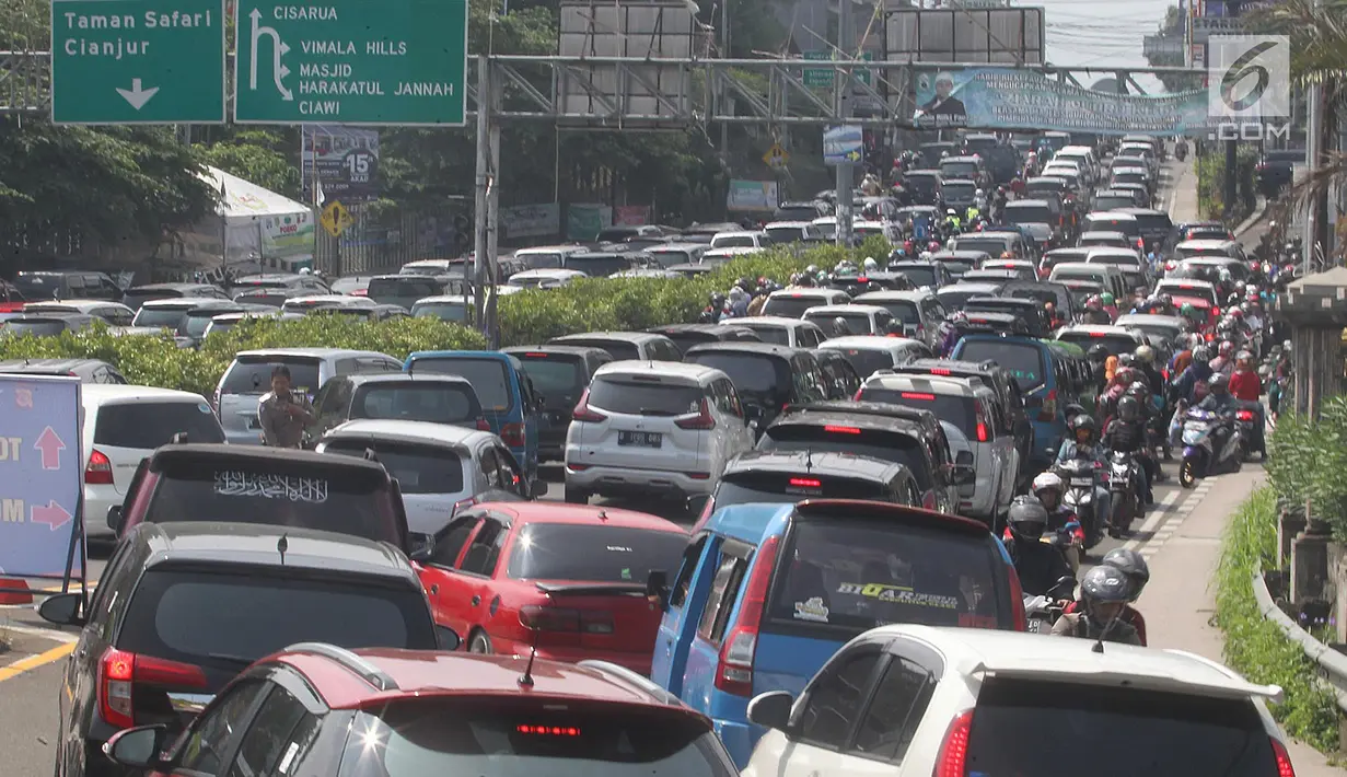 Kendaraan bermotor terjebak antrean menuju kawasan Puncak di Tanjakan Selarong, Bogor, Jawa Barat, Kamis (6/6/2019). Memasuki lebaran hari kedua, beberapa titik di kawasan Puncak mengalami kemacetan akibat tingginya tingkat kunjungan wisatawan domestik. (merdeka.com/Arie Basuki)