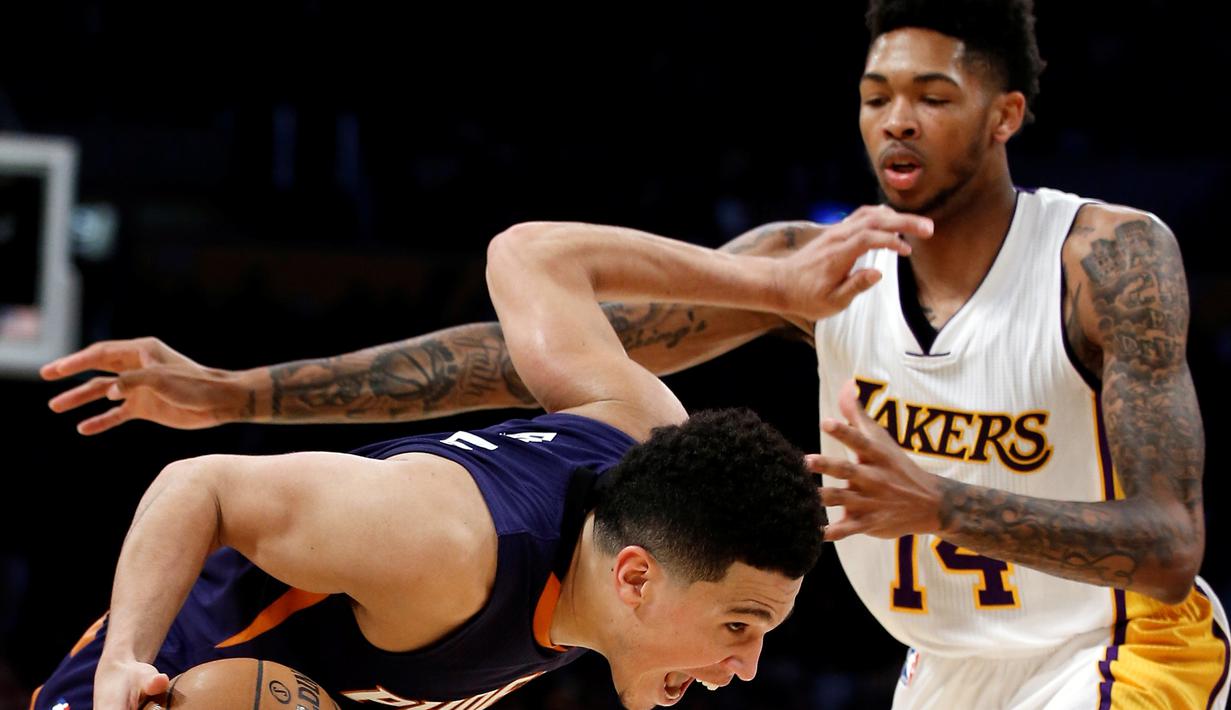Pemain Los Angeles Lakers, Brandon Ingram (kanan), berusaha menghadang pemain Phoenix Suns, Devin Booker, dalam laga basket NBA di Staples Center, Los Angeles, Senin (7/11/2016) pagi WIB. (AP Photo/Alex Gallardo)