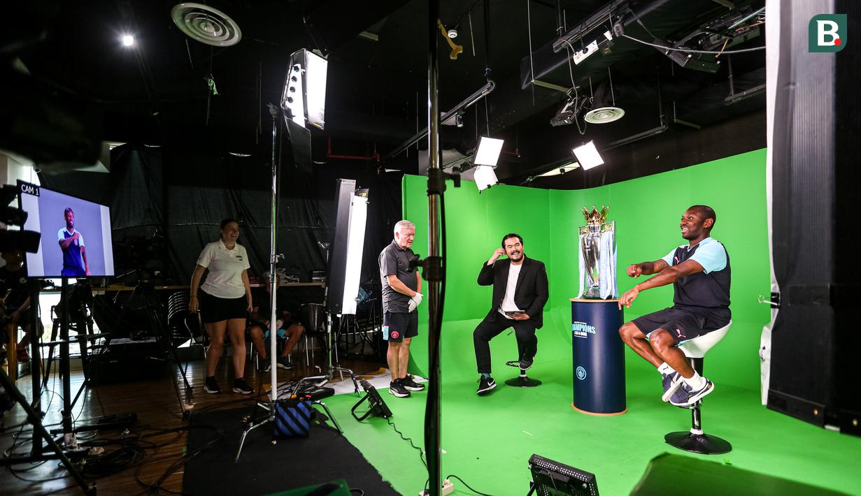 Legenda Manchester City, Shaun Wright-Phillips (kanan) bersiap melakukan syuting di SCTV Tower, Senayan, Jakarta, Kamis (28/09/2023). (Bola.com/Bagaskara Lazuardi)