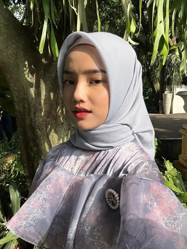 Fuji tampil menggunakan hijab