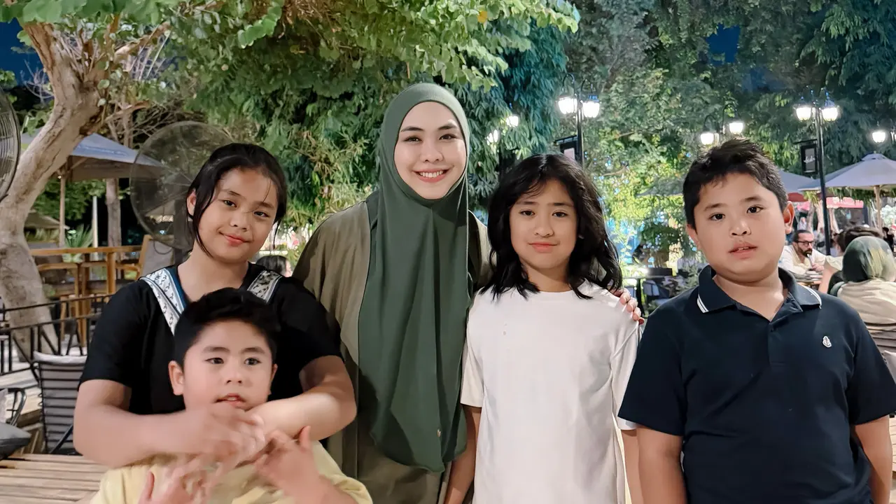 Oki Setiana Dewi dan anak-anak di Mesir (credit: instagram.com/okisetianadewi)