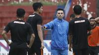 Javier Roca saat memimpin latihan Persik Kediri. (Bola.com/Gatot Susetyo)