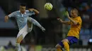 Pemain Celta Vigo, iago Aspas (kiri), berebut bola dengan pemain Barcelona, Jeremy Mathieu, dalam lanjutan La Liga Spanyol di Stadion Balaidos, Vigo, Spanyol, Kamis (24/9/2015) dini hari WIB. (AFP Photo/Miguel Riopa)