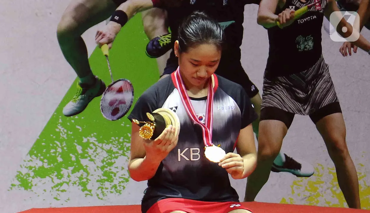 Pebulu tangkis tunggal putri Korea Selatan, An Se Young melihat medali usai mengalahkan Carolina Marin dari Spanyol pada final Indonesia Masters 2023 di Istora Senayan, Jakarta, Minggu (29/1/2023). An Se Young berhasil menjadi juara di nomor tunggal putri Indonesia Masters 2023 usai mengalahkan Carolina Marin di final dengan skor 18-21, 21-18, dan 21-13. (Liputan6.com/Herman Zakharia)