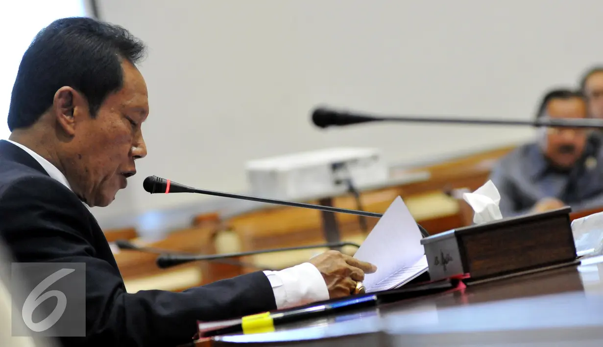 Calon Kepala BIN, Sutiyoso menyampaikan visi saat jalani uji kelayakan dan kepatutandi Jakarta, Selasa (30/6/2015). Sutiyoso berbicara mengenai ancaman ideologi, terorisme, separatisme yang mulai menyebar di dunia maya. (Liputan6.com/Andrian M Tunay)