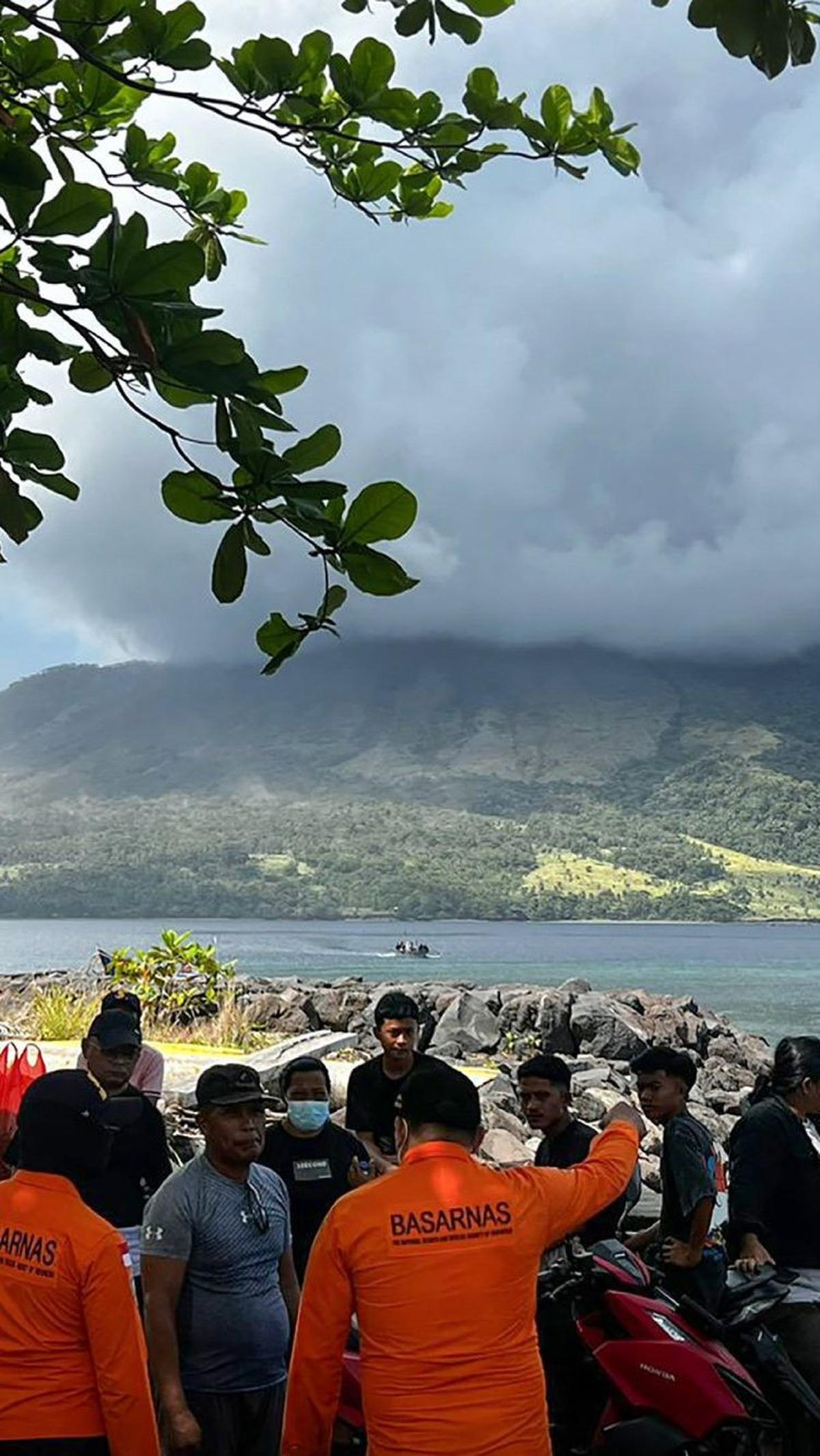 Hal ini membuat masyarakat dalam radius 6 km dari kawah Gunung Ruang diminta untuk mengungsi ke tempat lebih aman.&nbsp;Foto: AFP/Basarnas<br>