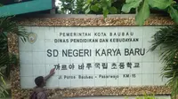 Salah satu papan nama SD negeri di kampung korea yang ditulis dengan aksara hangul.(Liputan6.com/Ahmad Akbar)