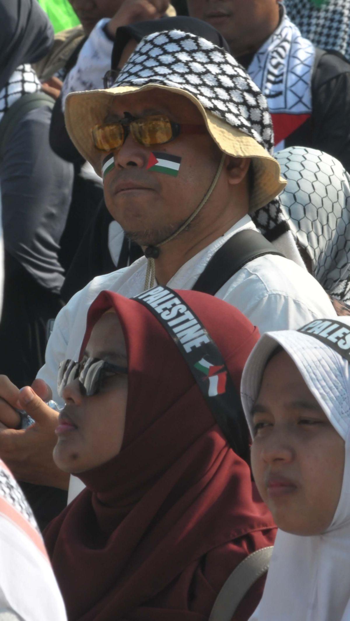 Ribuan pendukung Palestina menggelar aksi unjuk rasa sebagai bentuk solidaritas untuk kematian pemimpin Hamas Ismail Haniyeh di depan Kedutaan Besar Amerika Serikat di Jakarta, Sabtu (3/8/2024).&nbsp;Foto: Merdeka.com/Imam Buhori