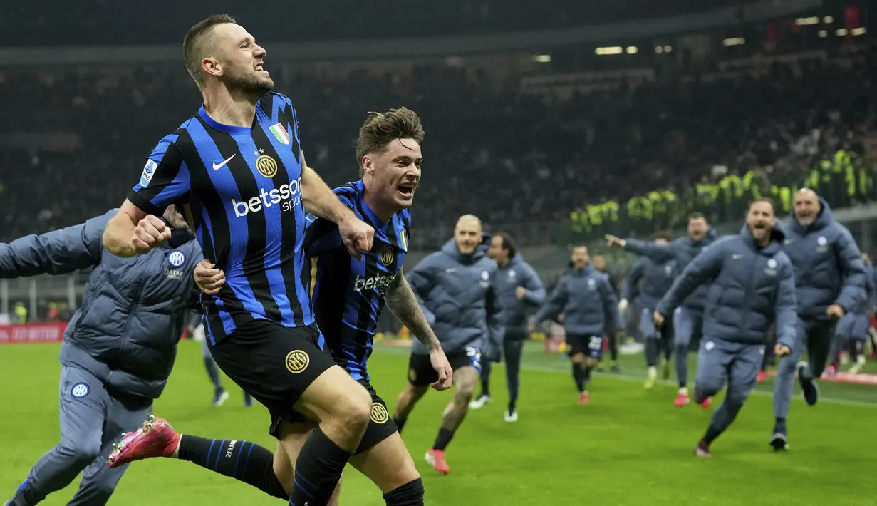 Pemain Inter Milan, Stefan de Vrij merayakan gol penyeimbang 1-1 ke gawang AC Milan dalam laga lanjutan Liga Italia 2024/2025 di San Siro, Milan, Italia, Senin (03/02/2025) WIB. (AP Photo/Antonio Calanni)