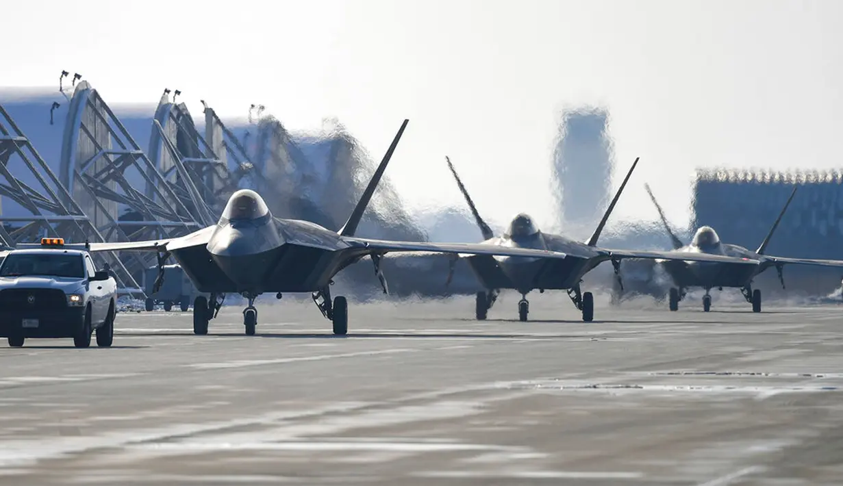 Jet tempur F-22 AS meluncur setelah mendarat selama latihan udara bersama dengan Korea Selatan di Gunsan, Korea Selatan, 20 Desember 2022. Menurut Kementerian Pertahanan Korea Selatan penyebaran pembom B-52 AS dan jet tempur siluman F-22 merupakan bagian dari kesepakatan untuk melindungi Korea Selatan dari yang dianggap sebagai latihan invasi. (South Korean Defense Ministry via AP)