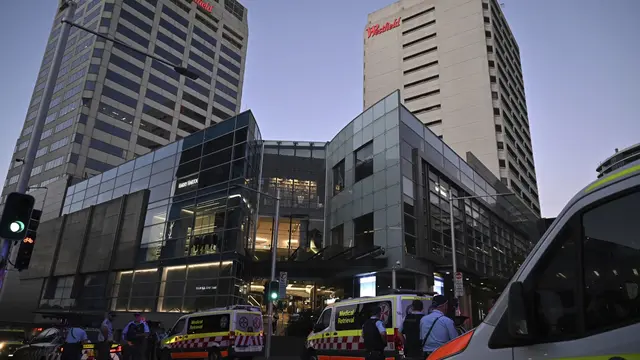 Petugas bersiaga di luar Westfield Shopping Centre atau Westfield Bondi Junction di timur Sydney, Australia setelah insiden penikaman. (AFP/Rick Rycroft)