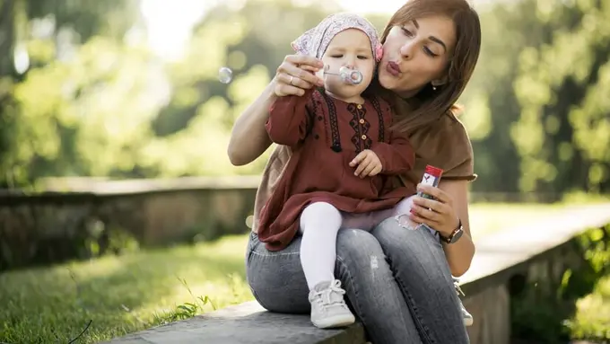 Cara Ibu Muda Menghadapi Tekanan Sosial dengan Percaya Diri (Foto: Freepik)