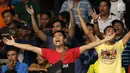 Suporter berteriak saat menyaksikan laga Indonesia melawan Qatar di Kejuaraan Voli Asia 2017 di GOR Tri Dharma, Gresik, Rabu (26/7). Indonesia unggul 3-2 (24-26, 14-25, 25-20, 25-21, 15-11). (Liputan6.com/Helmi Fithriansyah)