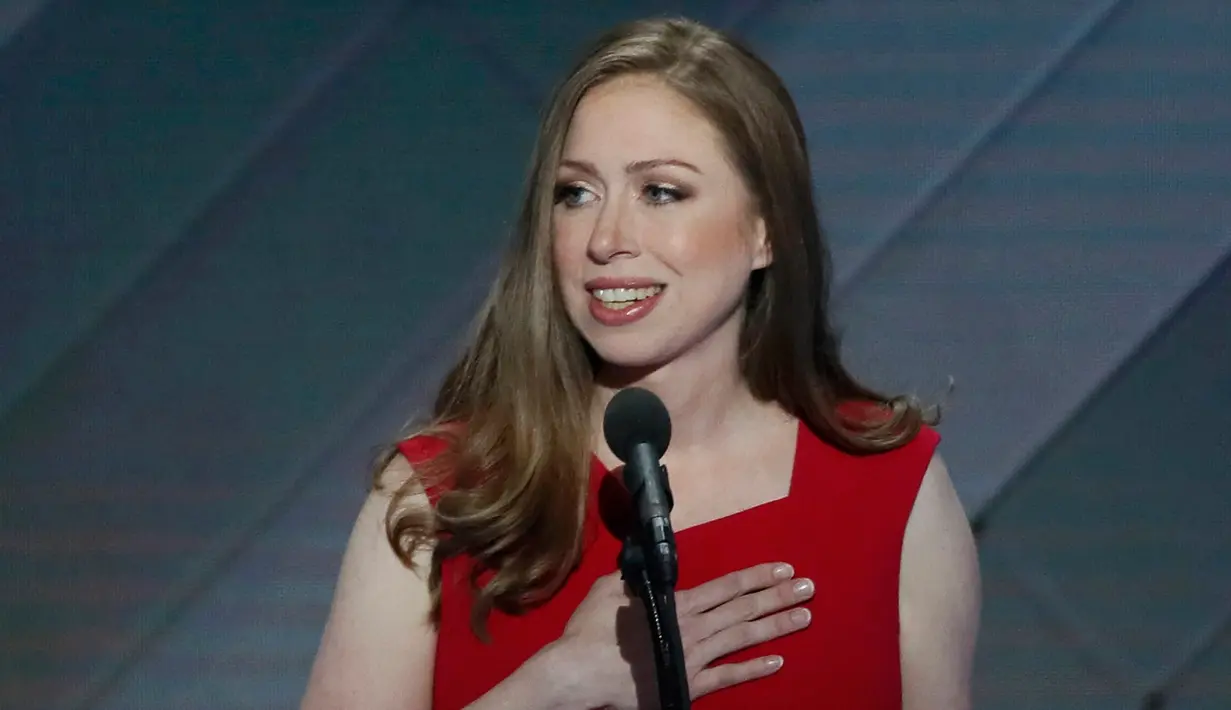 Chelsea Clinton ketika berbicara dalam penutupan Konvensi Nasional Partai Demokrat di Philadelphia, AS, Kamis (28/7). Chelsea merupakan putri tunggal dari mantan Presiden Amerika Serikat, Bill Clinton dan Hillary Clinton. (REUTERS/Jim Young)