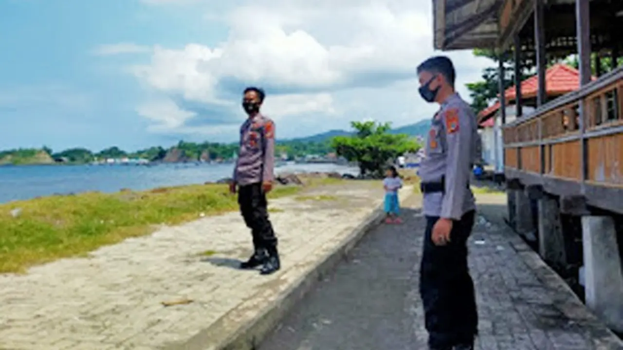 Polsek Likupang berkolaborasi dengan TNI, Dinas Kesehatan (Dinkes) dan Pemerintah Desa melaksanakan Operasi Yustisi di pintu masuk tempat wisata Pantai Desa Pulisan, Kecamatan Likupang, Kabupaten Minahasa Utara.
