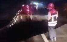 Longsor di Tol Bocimi KM 64 Arah Jakarta Menuju Sukabumi, 1 Mobil Terperosok ke Lubang