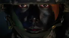 Seorang marinir Korea Selatan mengamankan area selama latihan reguler mereka di Pulau Yeonpyeong, Korea Selatan (1/11). AS dan Korsel sedang meninjau akan melakukan latihan militer skala besar tahun depan sebelum Desember. (AP Photo/Jeon Heon-kyun)