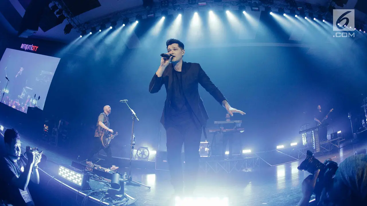 Aksi Panggung The Script Hipnotis Ribuan Fans di Jakarta