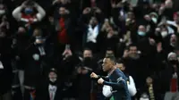 Penyerang Paris Saint Germain (PSG) Kylian Mbappe merayakan gol pembuka timnya ke gawang Real Madrid pada leg pertama babak 16 besar Liga Champions di Stadion Parc des Princes, Rabu dini hari WIB (16/2/2022). PSG susah payah kalahkan Real Madrid 1-0. (AP Photo/Thibault Camus)