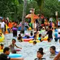 Libur Natal dan Sekolah, Taman Impian Jaya Ancol dipadati pengunjung, Jakarta, Jumat (26/12/2014). (Liputan6.com/Faisal R Syam)