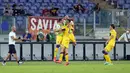 Pemain Fiorentina Nikola Milenkovic (tengah) merayakan setelah mencetak gol ke gawang AS Roma pada pertandingan Serie A di Stadion Olimpiade Roma, Italia, Minggu (22/8/2021). AS Roma menang dengan skor 3-1. (AP Photo/Gregorio Borgia)
