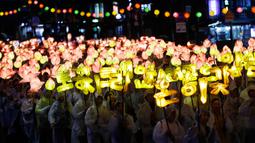 Peserta berbaris dalam parade lentera, yang menandai dimulainya Festival Lentera Lotus di Seoul, 12 Mei 2018. Festival ini merupakan acara tahunan masyarakat Korea Selatan untuk merayakan hari ulang tahun Budha pada 22 Mei mendatang. (AP/Ahn Young-joon)
