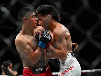 Petarung Indonesia Bilal Hasan (kanan) saat melawan petarung  dari Peru Nilson Rojas dalam pertandingan kelas terbang putra pada ajang UFC Fight Night di Oriental Sports Center, Shanghai, Sabtu, 29 Agustus 2026. (AFP/ Jade Gao)