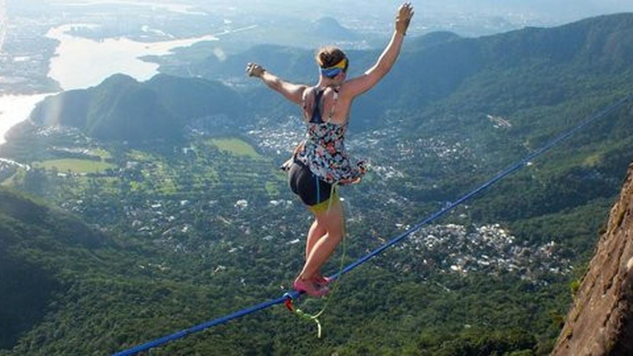 Wanita ini seberangi tali di ketinggian 840 meter dengan high heels
