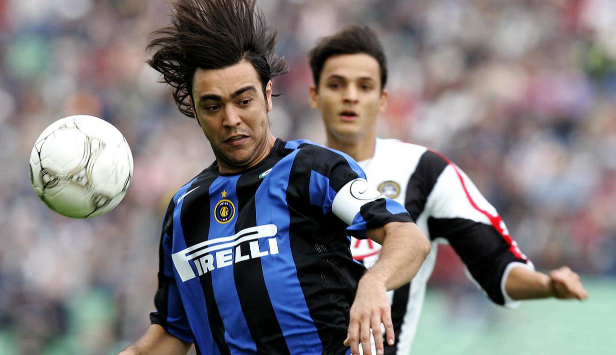 2. Alvaro Recoba, didatangkan Inter Milan saat usia 21 tahun dari klub Uruguay, Nacional seharga 14,45 juta pounds. Striker dengan tinggi 179 cm ini berhasil meraih dua gelar Serie A dan sebuah trofi Piala Winner. (AFP/Paco Serinelli) 