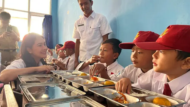 Wakil Menteri Kependudukan dan Pembangunan Keluarga Berencana Nasional/BKKBN (Wamendukbangga), Isyana Bagoes Oka, meninjau kesiapan Satuan Pelayanan Pemenuhan Gizi (SPPG) / dapur makan bergizi gratis dan memantau pembagian makanan di SDN Bojong Koneng 03,