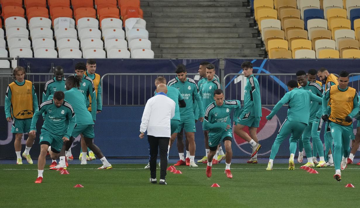 Para pemain Real Madrid melakukan pemanasan selama mengikuti sesi latihan di Stadion Olimpiyskiy di Kyiv, Ukraina, Senin (18/10/2021). Real Madrid akan bertanding melawan Shakhtar Donetsk pada Grup D Liga Champions di NSC Olimpyskiy. (AP Photo/Efrem Lukatsky)
