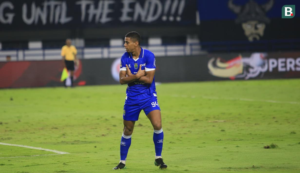 Selebrasi Uilliam Barros usai mencetak gol ke gawang Madura United pada laga pekan ke-23 BRI Super League 2025/2026 di Stadion Gelora Bandung Lautan Api (GBLA), Kota Bandung, Kamis (26/2/2026) malam WIB. (Bola.com/Erwin Snaz)