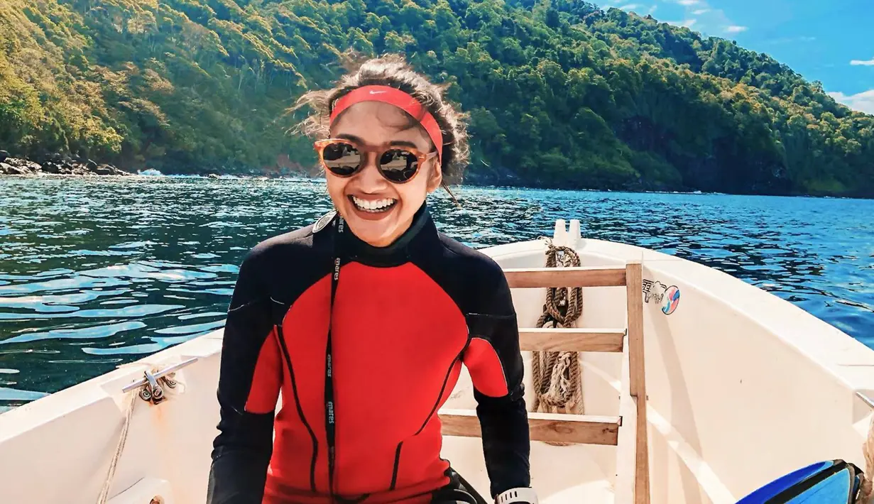 Dalam berbagai aktivitasnya, atlet karate yang sudah menyandang sabuk hitam ini pun kerap tampil kasual dan sporty. Apalagi dipadukan dengan kacamata, penampilan Claresta Taufan kerap tuai banyak pujian. (Liputan6.com/IG/@clarestaufan)