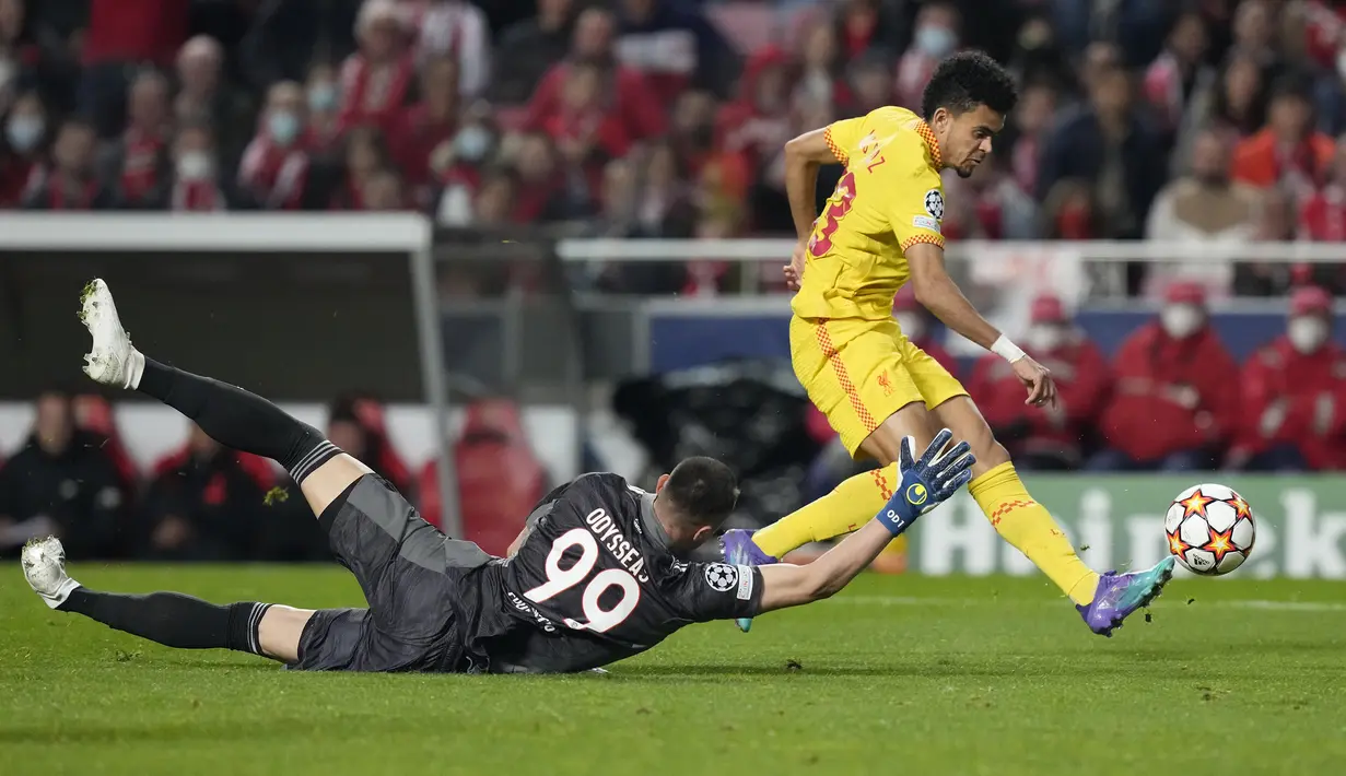 Luis Diaz. Di leg pertama perempatfinal, Liverpool dijamu Benfica, 5 April 2022. Dalam laga yang berakhir 3-1 untuk kemenangan Liverpool, Luis Diaz terpilih menjadi Man of The Match atas aksinya mencetak satu gol dan satu assist dalam proses gol Sadio Mane. (AP/Armando Franca)