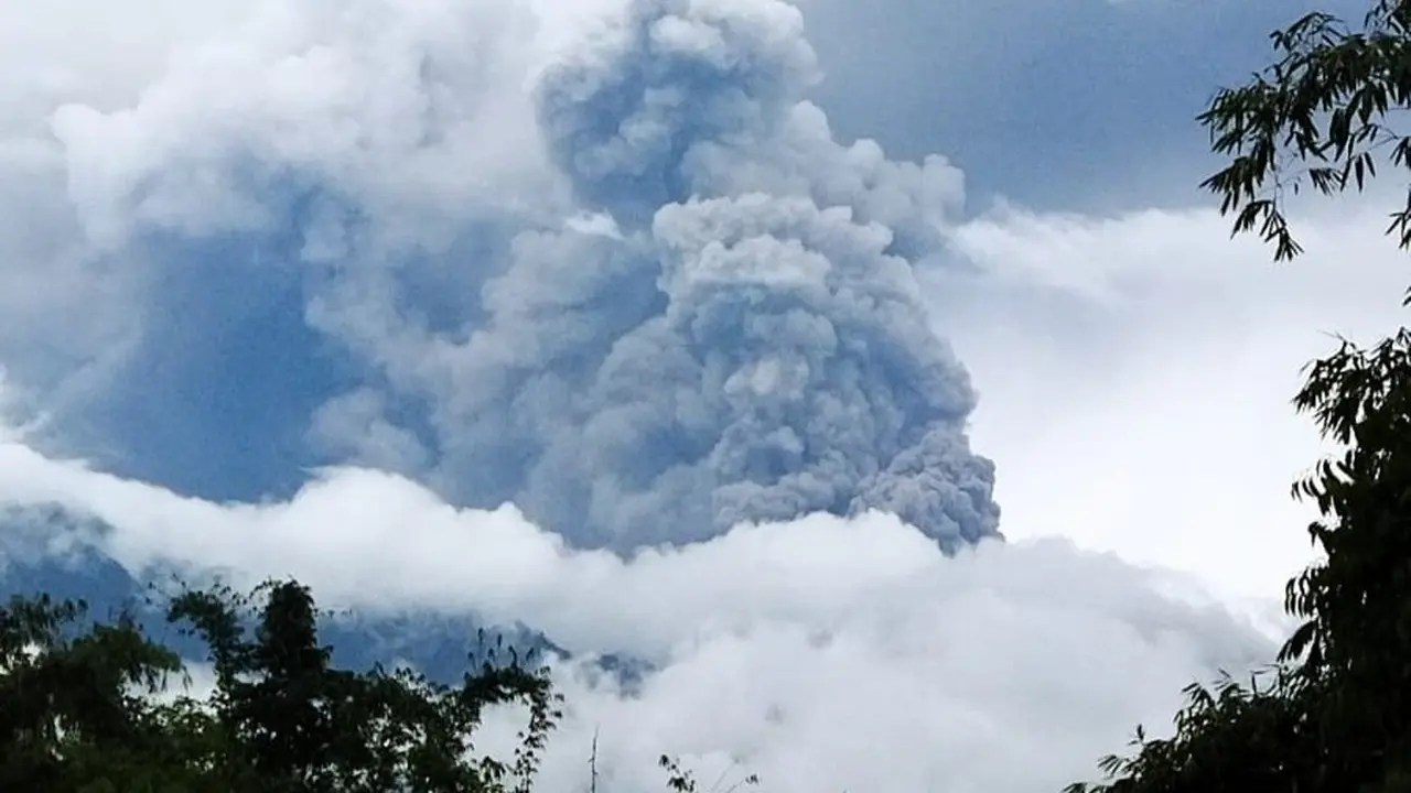 Gunung Marapi Sumatera Barat kembali erupsi, Senin (5/2/2024). (Liputan6.com/ ist)