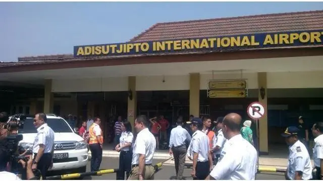  Bandara Adi Sutjipto Yogyakarta dihebohkan dengan calon penumpang yang mengaku membawa bom. Apalagi, guyonan itu dilakukan penumpang bertepatan dengan Serangan teror dan Bom di Jakarta.
