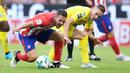 Gelandang Atletico Madrid, Koke, berebut bola dengan gelandang Napoli, Marko Rog, pada laga turnamen pramusim Audi Cup 2017 di Stadion Allianz, Munchen, Selasa (1/8/2017). Atletico Madrid menang 2-1 atas Napoli. (AFP/Christof Stache)