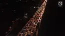 Kendaraan pemudik antre menuju Gerbang Tol Cikarang Utama di Bekasi, Jawa Barat, Minggu (10/6) dini hari. Lima hari jelang Lebaran, kepadatan terpantau didominasi kendaraan pribadi dan bus angkutan penumpang. (Liputan6.com/Arya Manggala)