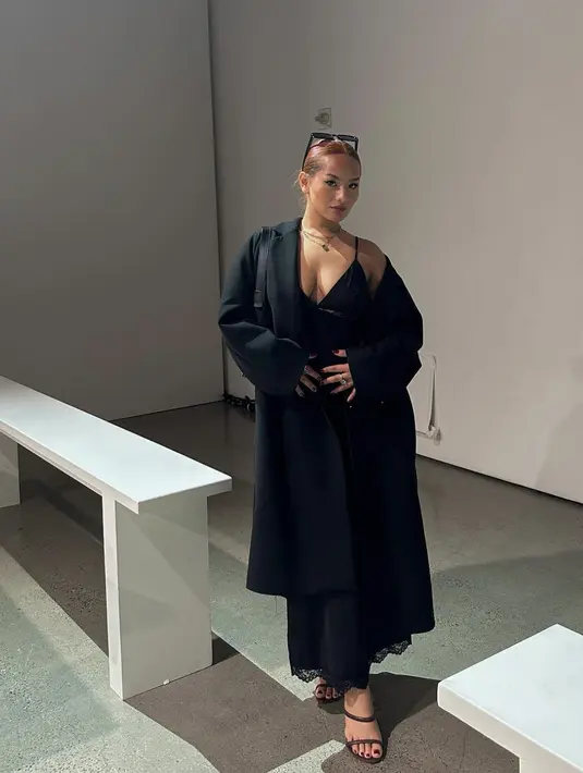 Not so little black dress menjadi gaya fashion klasik yang modern dan penuh pernyataan. [Foto: Instagram/ Zahwa Massaid]