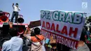 Ratusan sopir GrabCar saat melakukan aksi demo, Jakarta Utara, Selasa (4/7). Mereka mununtut pihak Grab untuk mencairkan bonus Lebaran 2017 yang dijanjikan pihak perusahaan jika tetap bekerja selama libur Lebaran. (Liputan6.com/Gempur M Surya)