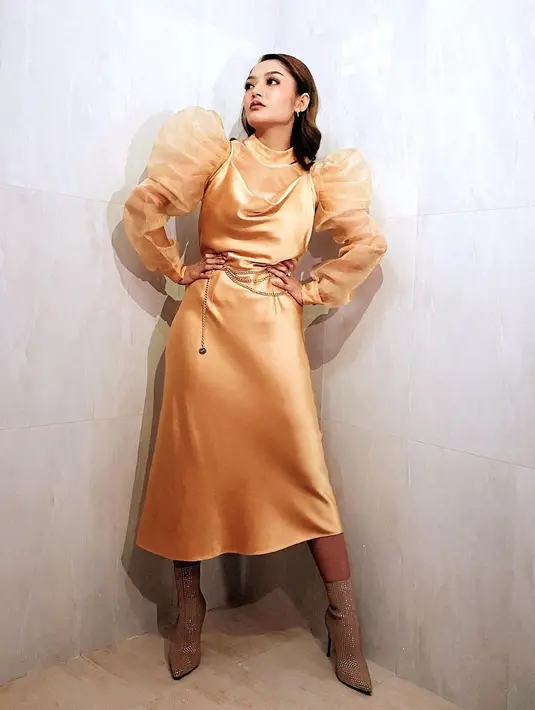 Mulai dari gaya boyish sampai feminin berhasil ditaklukkan.  (Instagram @sitibadriahh)