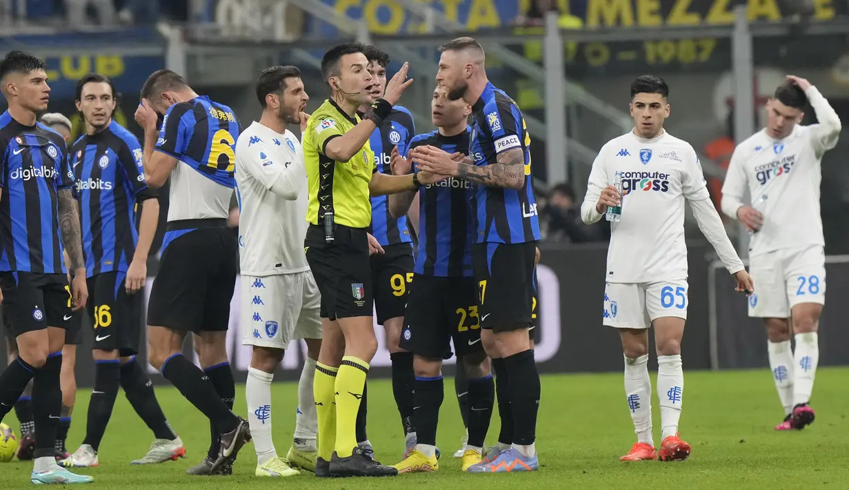 <p>Bek Inter Milan, Milan Skriniar (tengah) kanan) berbicara dengan wasit setelah mendapat kartu kuning kedua saat bertanding melawan Empoli pada pertandingan lanjutan Liga Italia di stadion San Siro di Milan, Italia, Selasa (24/1/2022). Inter Milan tumbang atas Empoli dengan skor 0-1. (AP Photo/Luca Bruno)</p>