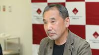 Penulis novel kenamaan asal Jepang, Haruki Murakami, dalam sesi penandatanganan bukunya di Universitas Waseda, Tokyo, Jepang, 4 November 2018. (JIJI PRESS / AFP)