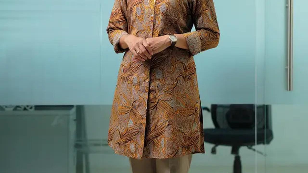12 Model Baju Batik Tunik Kantor 2025 yang Bikin Gaya Formal Jadi Terlihat Lebih Trendy